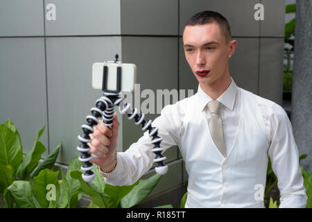 Junge androgyne homosexuellen LGTB Geschäftsmann trägt Lippenstift Stockfoto