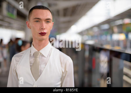 Junge androgyne homosexuellen LGTB Geschäftsmann trägt Lippenstift Stockfoto