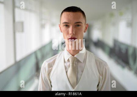 Junge androgyne homosexuellen LGTB Geschäftsmann trägt Lippenstift Stockfoto