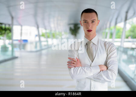 Junge androgyne homosexuellen LGTB Geschäftsmann trägt Lippenstift Stockfoto