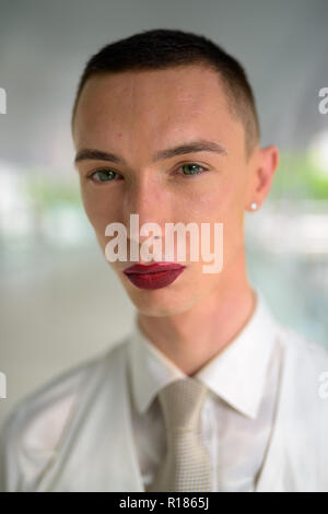 Junge androgyne homosexuellen LGTB Geschäftsmann trägt Lippenstift Stockfoto
