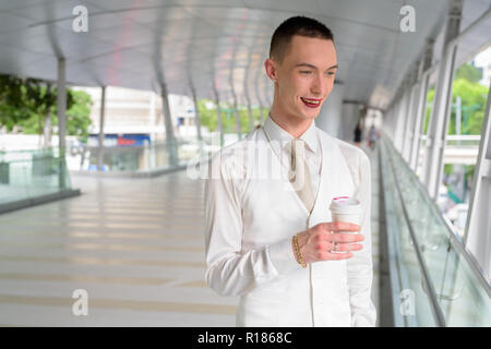 Junge androgyne homosexuellen LGTB Geschäftsmann Kaffee trinken Stockfoto