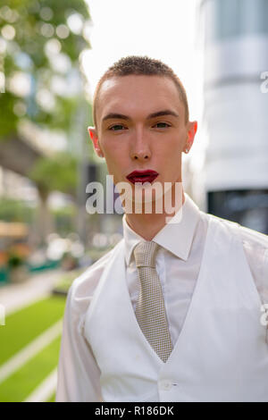 Junge androgyne homosexuellen LGTB Geschäftsmann trägt Lippenstift Stockfoto