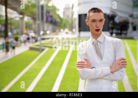 Junge androgyne homosexuellen LGTB Geschäftsmann trägt Lippenstift Stockfoto