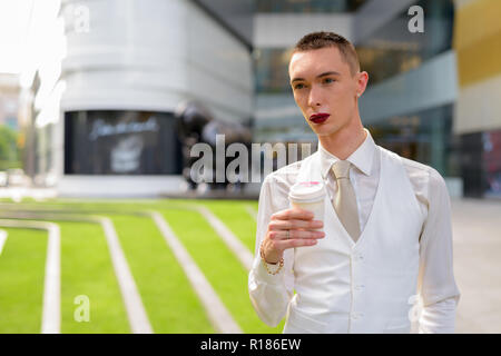 Junge androgyne homosexuellen LGTB Geschäftsmann Kaffee trinken Stockfoto