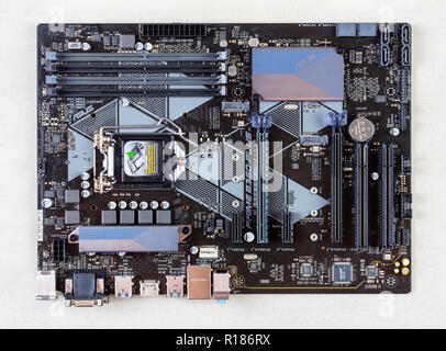 Maykop, Russland - November 9, 2018: Motherboard Asus auf grauem Hintergrund closeup Draufsicht Stockfoto