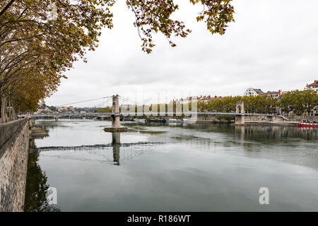 Brücke namens "Passerelle du College" (Gateway College) Über der Rhône (Name des Flusses) durch einen bewölkten Tag, Lyon, Frankreich, Europa Stockfoto