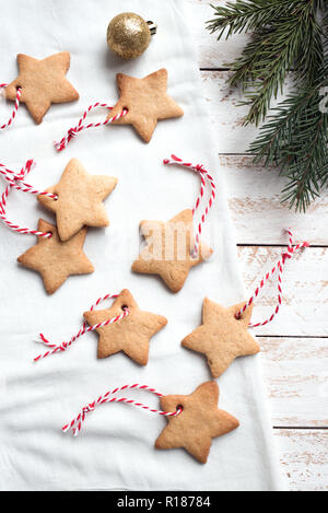 Weihnachten sternförmigen Lebkuchen cookies mit roten Seilen für Christbaumschmuck auf weißem Hintergrund. Stockfoto