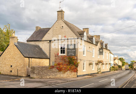 Das Kings Arms Public House im Didmarton, die Cotswolds, England, Vereinigtes Königreich Stockfoto