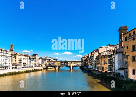 Horizontale Foto mit Blick auf den berühmten Ponte Vecchio. Sehenswürdigkeiten Brücke ist in der Toskana Italien Florenz. Gebäude und Häuser sind auf beiden Seiten des Wassers. Sky Stockfoto