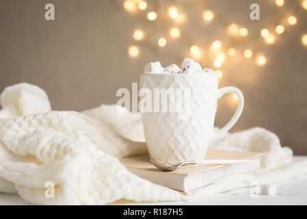 Weihnachten heiße Schokolade mit Marshmallows in weiße Krug, kopieren. Heißer Kakao trinken für Weihnachten und Winter Urlaub mit warmer Schal, Lichter, festliche Stockfoto