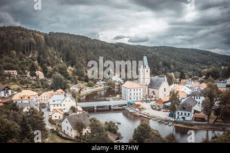 Horizontale Foto auf nette kleine historische Stadt in der Tschechischen Republik. Stadt ist Rosenberg auf Moldau genannt. Mehrere Gebäude sind auf beiden Seiten des RIV Stockfoto