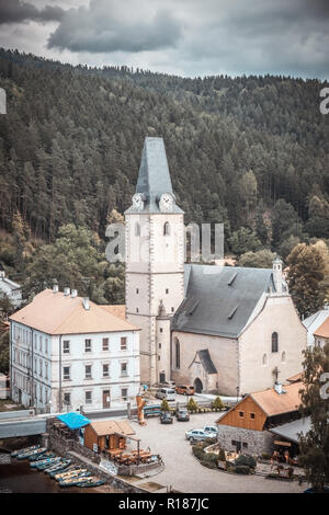 Vertikale Foto auf nette kleine historische Stadt in der Tschechischen Republik. Stadt ist Rosenberg auf Moldau genannt. Mehrere Gebäude sind auf beiden Seiten des Flusses Stockfoto