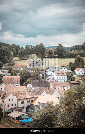 Vertikale Foto mit Blick auf mehrere Häuser des Dorfes. Gebäude sind auf einem Hügel über dem Fluss Vltava in der Tschechischen Republik. Die Häuser befinden sich am Rand der historischen t Stockfoto