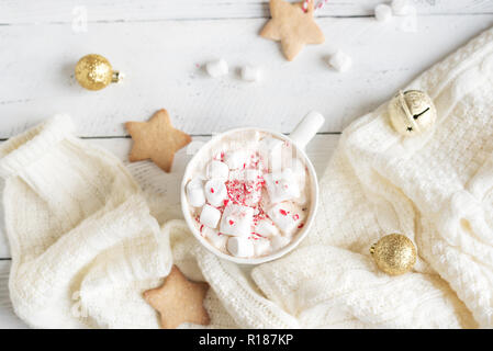 Weihnachten heiße Schokolade mit Marshmallows, Pfefferminz Bonbons in weiße Krug, Ansicht von oben. Heißer Kakao trinken für Weihnachten und Winter Urlaub mit warmen Narbe Stockfoto