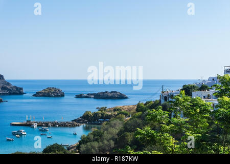 Horizontale Foto mit einigen Felsen. Die Felsen sind im Mittelmeer in der Nähe von Rhodos Stadt und Lindos. Mehrere grüne Zweige von Bäumen befinden sich auf der Seite. F Stockfoto