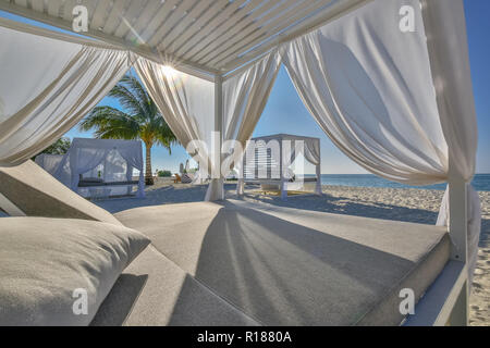 White Beach Vordächer. Luxury Beach Zelte in einem Resort, weißen Sandstrand mit Blick auf das Meer. Entspannten Stimmung Stockfoto