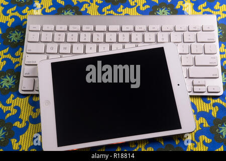 Tablet-PC, Tastatur auf Ankara Fabric Stockfoto