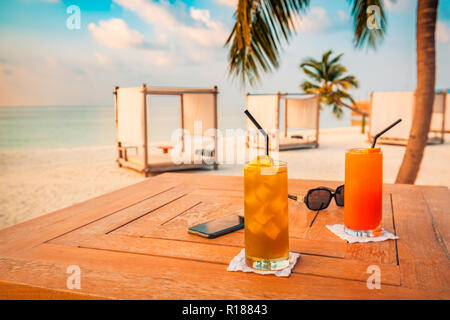 Cocktail am Pool auf dem Hintergrund des Indischen Ozeans, Malediven. Stockfoto