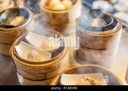 Chinesische gestreamte Knödel in Bambus Warenkorb Stockfoto