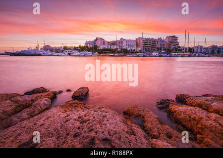 Abendlicher Blick von Zea Marina in Athen, Griechenland. Stockfoto