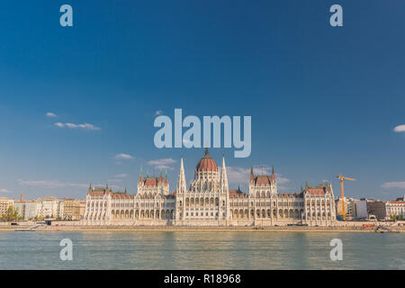 Das ungarische Parlamentsgebäude am Ufer der Donau in Budapest Stockfoto