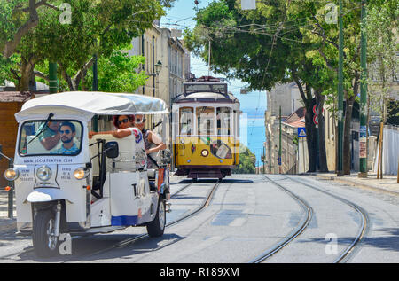 Lissabon, Portugal - August 06, 2017: Touristen in ein Taxi, Tuk Tuk in Lissabon, Portugal Stockfoto