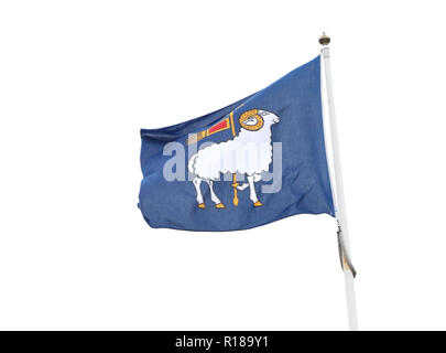 Visby, Schweden - 15. Mai 2016: Die Flagge der schwedischen Provinz Gotland gegen einen bewölkten Himmel. Stockfoto