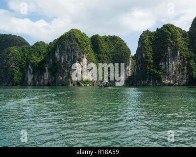 Junk Boote touristische Kreuzfahrt auf Emerald colured Wasser der Halong Bay South China Sea Vietnam Asien schneiden durch enge in Kalkstein Insel Spitzen Stockfoto