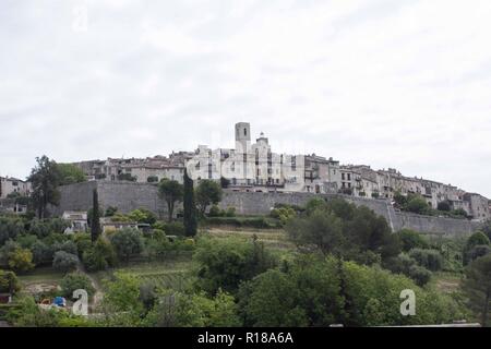 SAINT PAUL DE VENCE, Frankreich - 24 April 2017: Überblick über die kleinen ländlichen Dorf Saint Paul de Vertrauen, im Süden von Frankreich Stockfoto