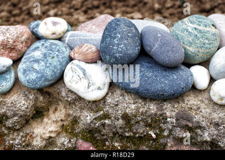 Vom Meer Steine für Design Hintergrund. Pyramide aus Meer Steine. Stockfoto