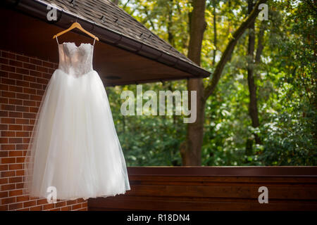 White Wedding Dress auf Kleiderbügel Stockfoto