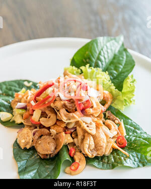 Knusprige Fisch Maw und getrocknete Garnelen in würziger Salat Stockfoto