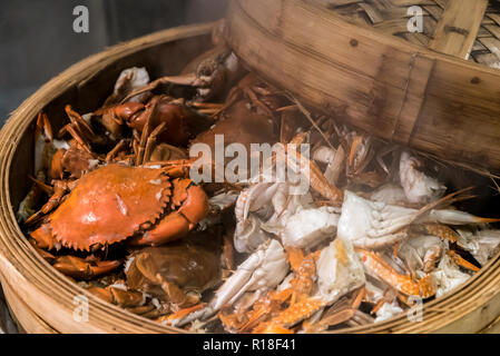 Dampf Crab in Kochen Meeresfrüchte Dampferkorb Stockfoto