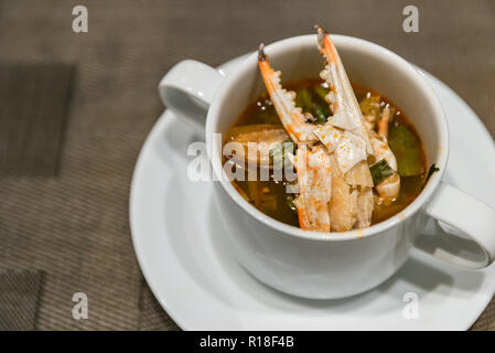 Thai Tom Yum würzige Fischsuppe Krabbensuppe Stockfoto