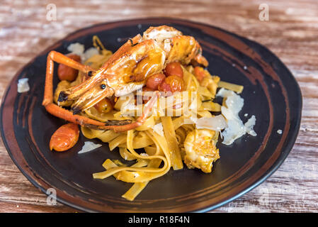 Riesige Tiger Garnelen Pasta, italienische Groumet Küche Stockfoto