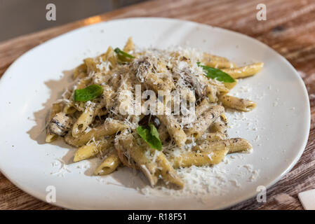 Penne Carbonara Pasta mit Muscheln Meeresfrüchten Stockfoto