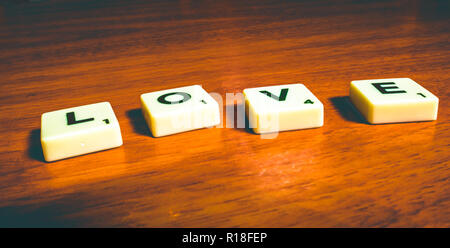 Das Wort Liebe in Scrabble Stücke geschrieben Stockfoto