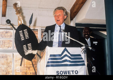 Michael Heseltine, Präsident des Board of Trade, auch bekannt als Tarzan, waves einen Zulu-Schild und Speer, während er in Soweto Township Südafrika eine Rede hielt und gleichzeitig eine Handelsdelegation nach Südafrika 1994 leitete Stockfoto