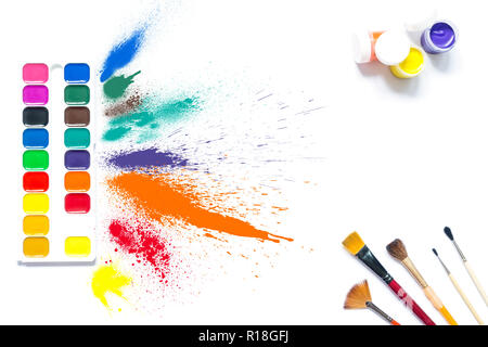 Bunte Farben und Pinsel mit mehrfarbigen Spray splash Paint, Gouache, Aquarell isoliert Stockfoto