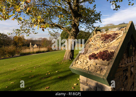 Ornamental Sunlit Bug Hotel, RHS Garden, Harlow Carr, Harrogate, North Yorkshire, England, Großbritannien. Stockfoto