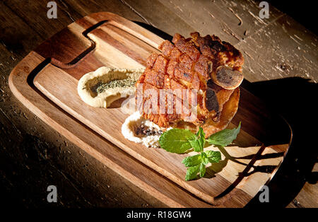 Tomahawk plating, Steak in Scheiben geschnitten gegrilltes Rindfleisch Grill Roastbeef und Salat mit Tomaten Stockfoto