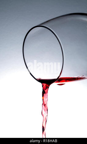 Wein gießen aus einem Glas Stockfoto