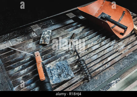 Anlagen auf elektrische Metall schweißen Werkbank gelegt einschließlich Schutz Maske, Metal Hammer, Stahlbürste, und Stahlblech Stockfoto