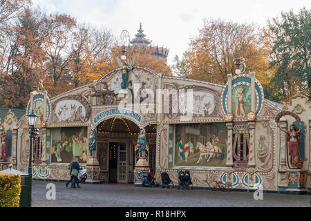 Carrousel Paleis mit Pagode im Hintergrund. Besucher in Efteling Stockfoto