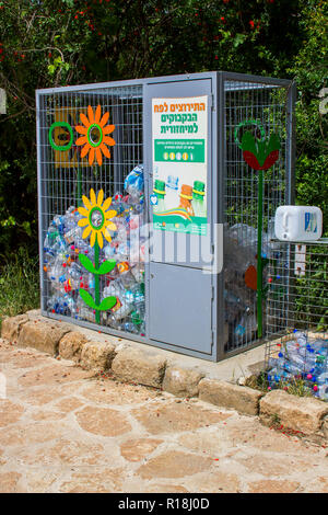 4. Mai 2018 eine Kunststoff nur Recycling Sammelstelle in einen Parkplatz in Ceaserea Paneus, Philippi, Israel Stockfoto