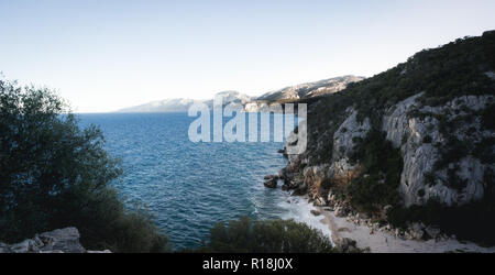 Wunderschöne Bucht mit großen Wellen und ein Boot. Mittelmeer. Cala Luna Beach in Cala Gonone, Sardinien, Italien Stockfoto