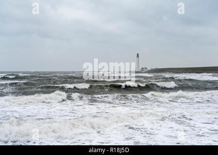 Scurdie Ness Leuchtturm, von Montrose Strand, Angus, Schottland, Uk gesehen, in schlechten (Dreich) Wetter. Stockfoto