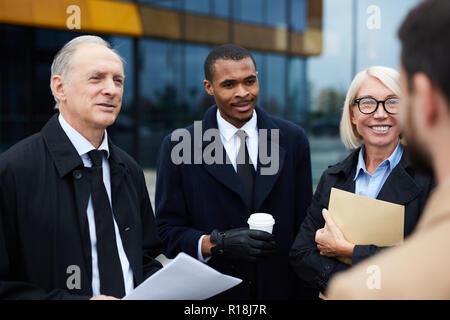 Gruppe von Intercultural Business Leute in formale in Talk in städtische Umwelt Stockfoto