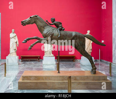 Athen. Griechenland. Das artemision Jockey, Bronzestatue eines Pferdes und junge Jockey, vom Ca. 140 v. Chr. Archäologischen Nationalmuseum von Athen. Der st Stockfoto